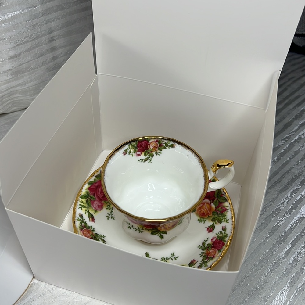 OLD COUNTRY ROSES FOOTED TEACUP AND SAUCER 1962 ROYAL ALBERT BONE CHINA - Picture 11 of 14